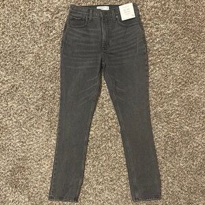 NWT Abercrombie & Fitch The 90’s Skinny Jeans 28 6